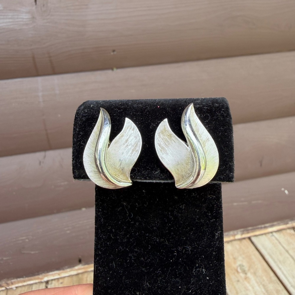 Vintage Crown Trifari Double Leaf‎ Clip-On Earrings Brushed Silver Tone 1960's